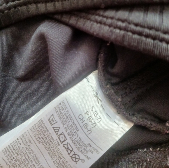 Old Navy Black Children's Size 6/7 Crop Swim Top - Picture 2 of 2